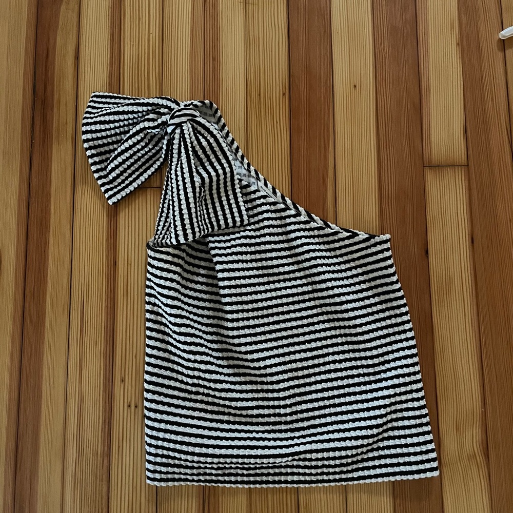 Club Monaco One Shoulder Bow Top!
